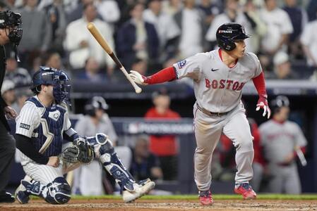 　ヤンキース戦の４回、安打を放つレッドソックス・吉田（ＡＰ＝共同）