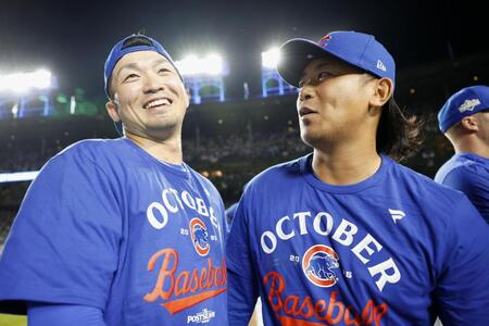 　パドレスに勝利し地区シリーズ進出を決め、今永（右）と喜ぶカブス・鈴木（共同）