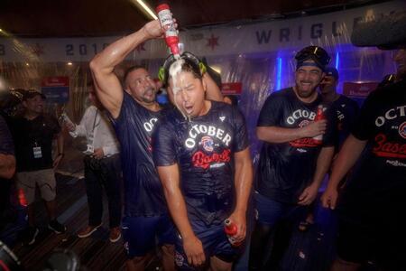 　地区シリーズ進出を決め、喜ぶカブス・今永（中央）＝ゲッティ＝共同