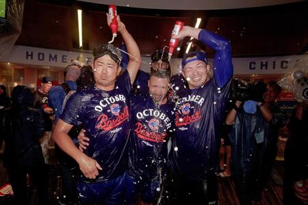 　地区シリーズ進出を決め、喜ぶカブスの今永（左）と鈴木（右）ら（ゲッティ＝共同）