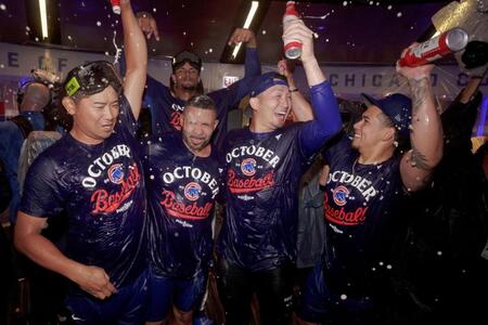 　地区シリーズ進出を決め、喜ぶカブスの今永（左端）と鈴木（左から３人目）ら（ゲッティ＝共同）