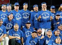 　プレーオフ地区シリーズ進出を決め、記念撮影するドジャース・大谷（奥左から３人目）、佐々木（前列中央）ら（共同）