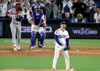 　６回、満塁でデラクルスを空振り三振に仕留め、雄たけびを上げるドジャース・山本（共同）