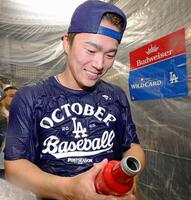 　プレーオフ地区シリーズ進出を決め、シャンパンファイトで喜ぶドジャース・山本（共同）