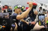 　シャンパンファイトを楽しむ大谷（撮影・小林信行）