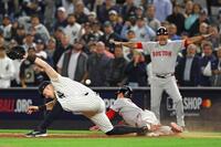 　７回、二塁への当たりで一塁にヘッドスライディングするレッドソックスの代打吉田（中央）。内野安打とした（ゲッティ＝共同）