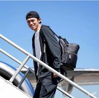 　フィラデルフィアへの機内に向かう佐々木朗希（ロサンゼルス・ドジャース提供）