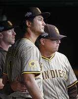 　カブス戦の２回、降板し試合を見つめるパドレスのダルビッシュ（手前）とシルト監督（共同）