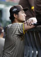 　カブス戦の２回、降板しベンチから試合を見守るパドレスのダルビッシュ（共同）