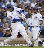 　パドレス戦の２回、二塁打を放つカブス・鈴木（共同）