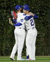 　パドレスに勝利し地区シリーズ進出を決め、喜ぶカブス・鈴木（右）ら（共同）