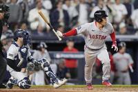 　ヤンキース戦の４回、安打を放つレッドソックス・吉田（ＡＰ＝共同）