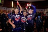 　地区シリーズ進出を決め、喜ぶカブスの今永（左）と鈴木（右）ら（ゲッティ＝共同）