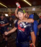 　地区シリーズ進出を決め、喜ぶカブス・今永（中央）＝ゲッティ＝共同