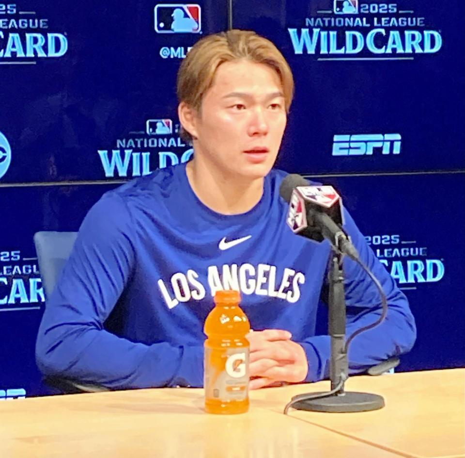 　試合後、報道陣の質問に答える山本（撮影・小林信行）