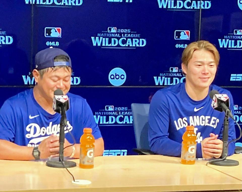 　試合後の会見で笑みを浮かべる山本と園田通訳（撮影・小林信行）