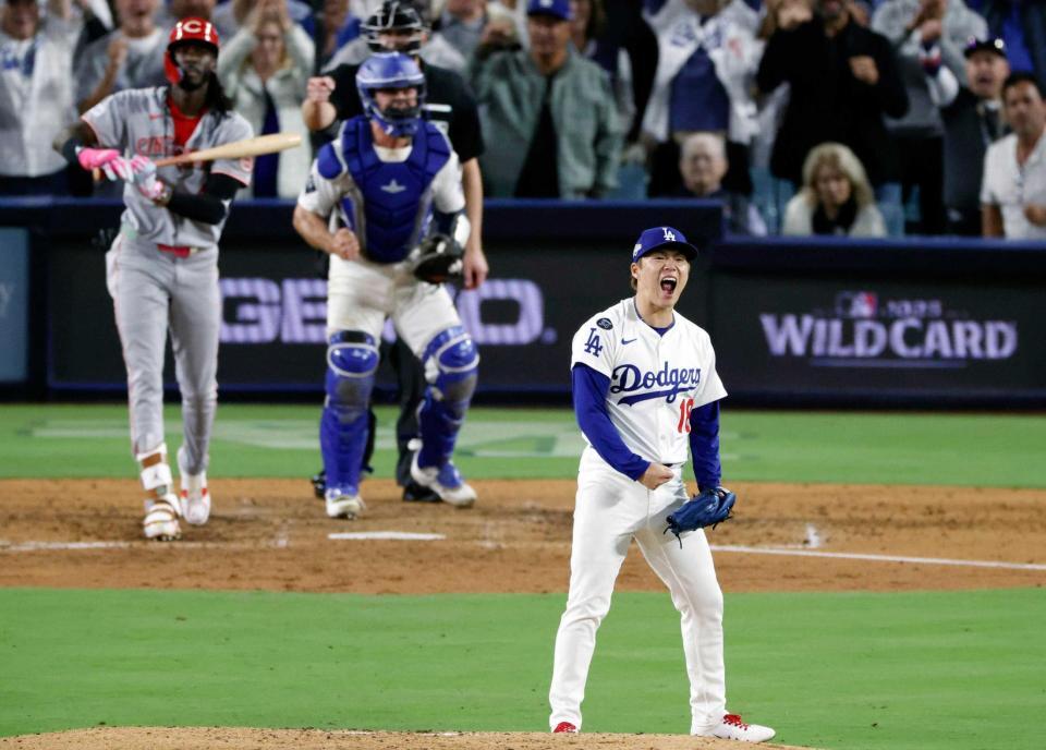 　６回、満塁でデラクルスを空振り三振に仕留め、雄たけびを上げるドジャース・山本（共同）