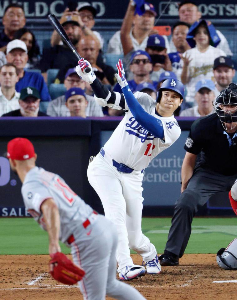 　６回、右前適時打を放つドジャース・大谷。投手マルティネス（共同）