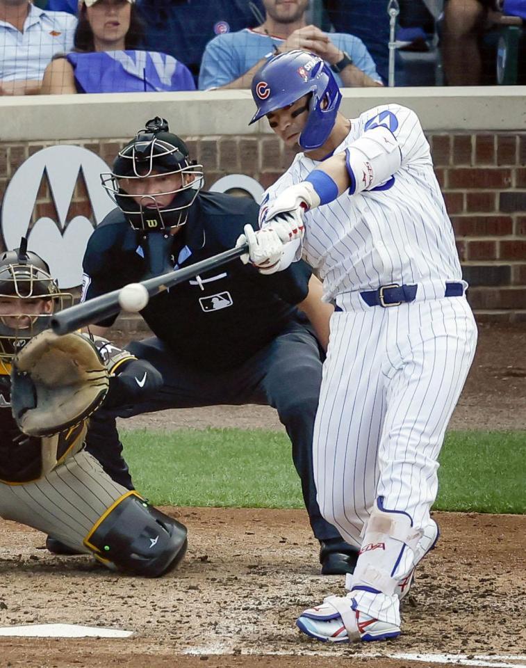 　パドレス戦の４回、二塁打を放つ鈴木（共同）