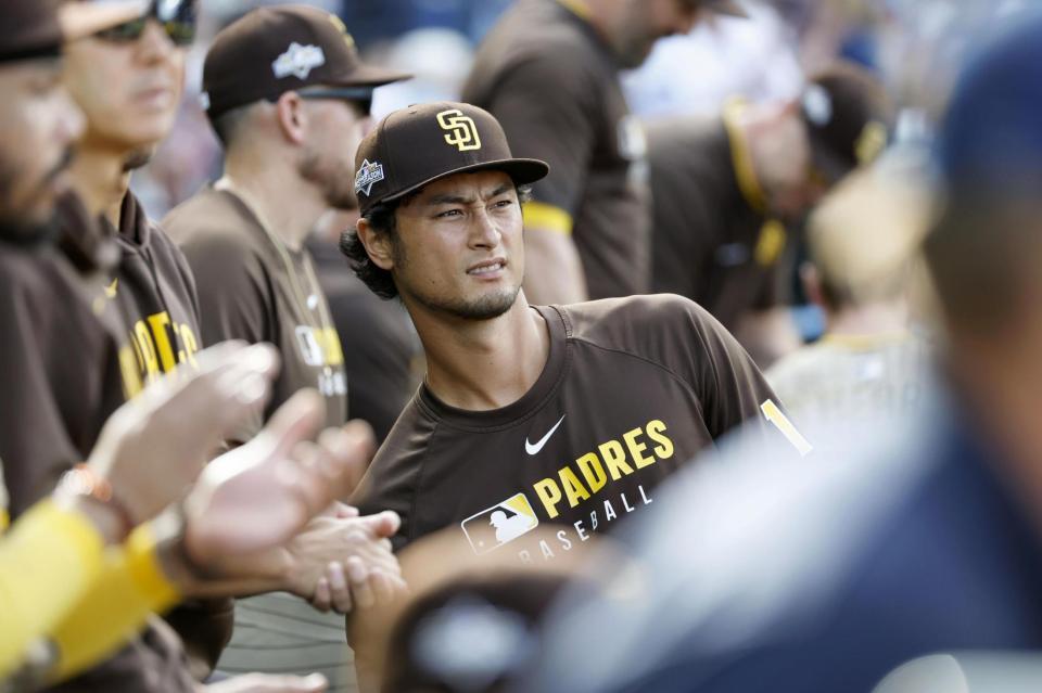 　カブス戦をベンチから見守るダルビッシュ（共同）