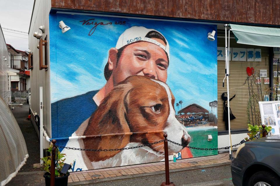 　菅野広宣さんが営む美容室に描かれた大谷と愛犬デコピンの壁画＝９月
