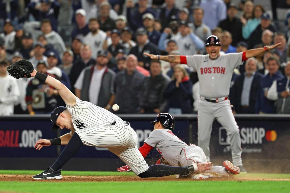 　７回、二塁への当たりで一塁にヘッドスライディングするレッドソックスの代打吉田（中央）。内野安打とした（ゲッティ＝共同）