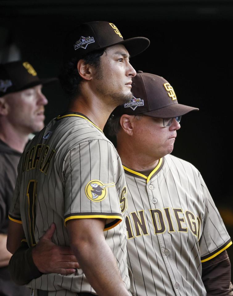 　カブス戦の２回、降板し試合を見つめるパドレスのダルビッシュ（手前）とシルト監督（共同）