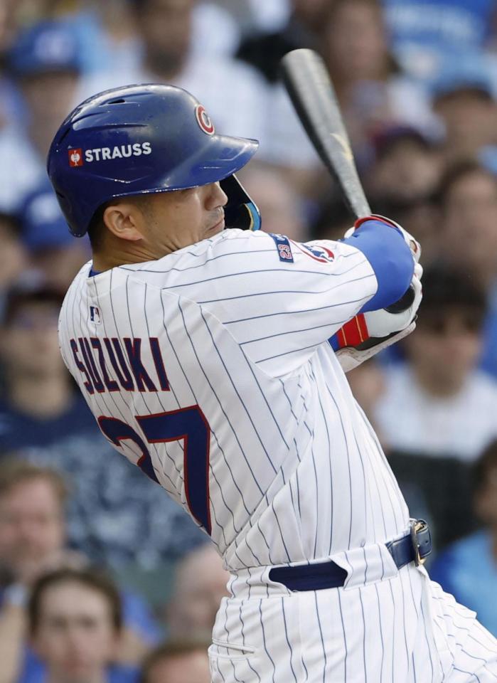 　パドレス戦の２回、二塁打を放つカブス・鈴木（共同）