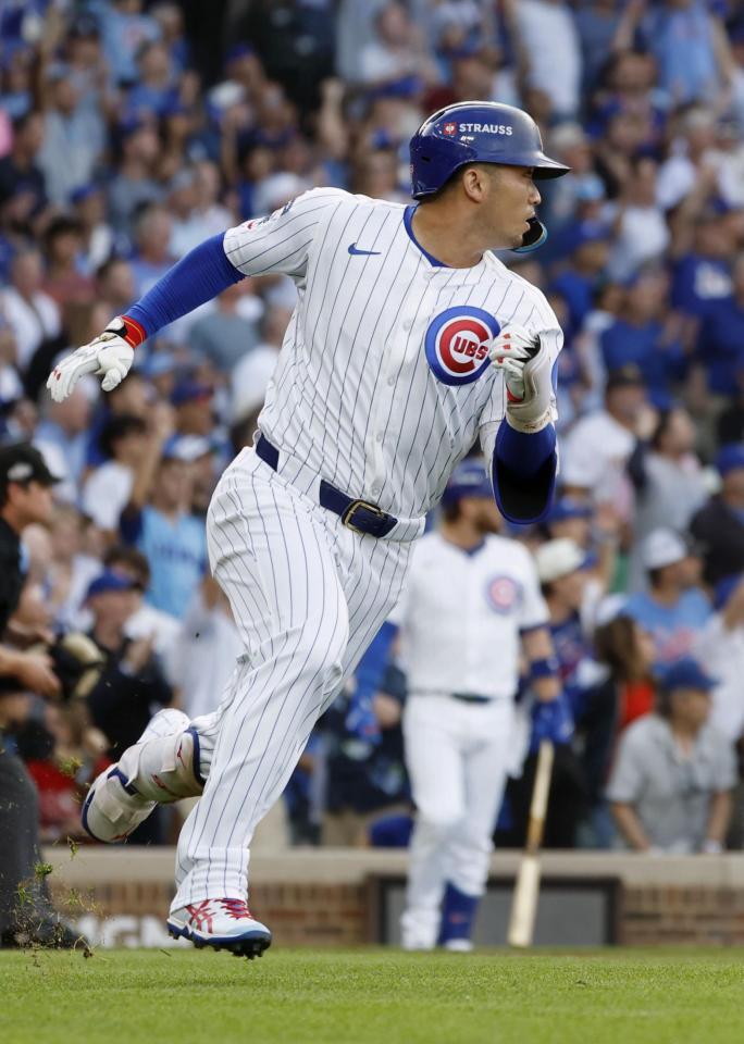 　パドレス戦の２回、二塁打を放ったカブス・鈴木（共同）