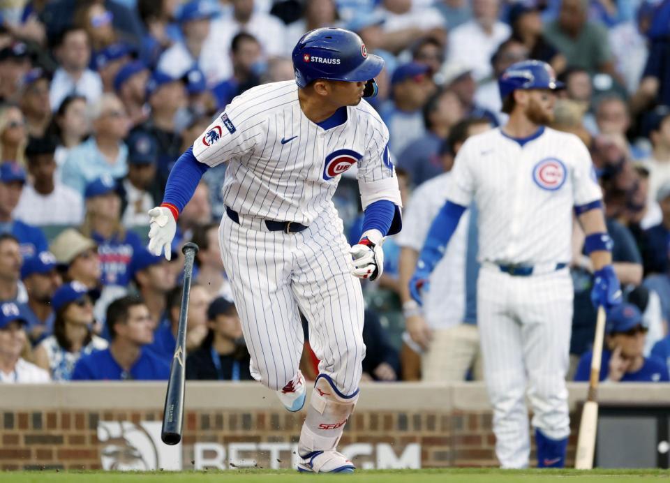 　パドレス戦の２回、二塁打を放つカブス・鈴木（共同）