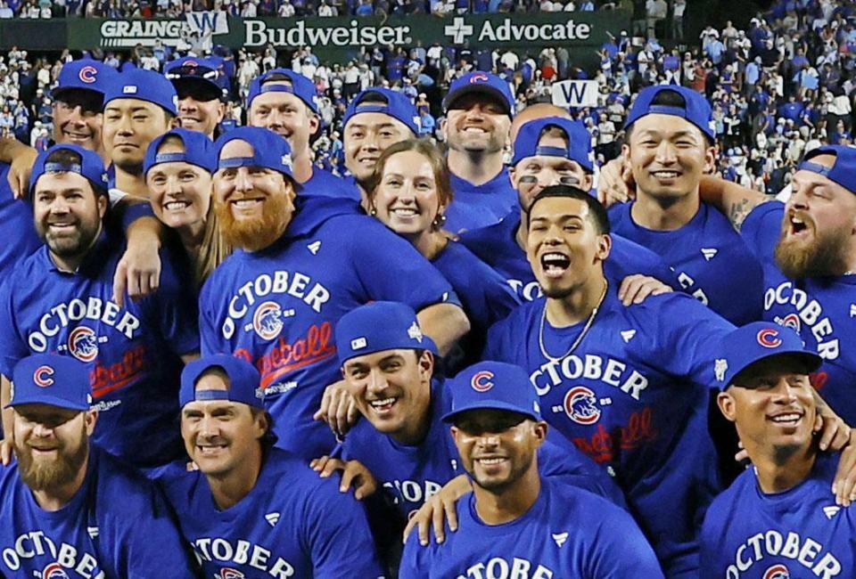 　パドレスに勝利し地区シリーズ進出を決め、記念撮影するカブス・鈴木（奥右から２人目）ら。奥左から２人目は今永（共同）