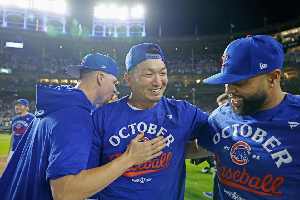 　パドレスに勝利し地区シリーズ進出を決め、チームメートと喜ぶカブス・鈴木（中央）＝共同