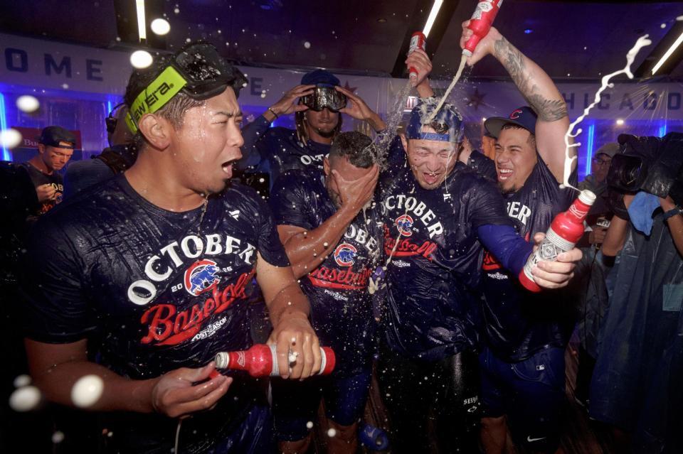 　地区シリーズ進出を決め、喜ぶカブスの今永（左端）と鈴木（右から２人目）ら（ゲッティ＝共同）