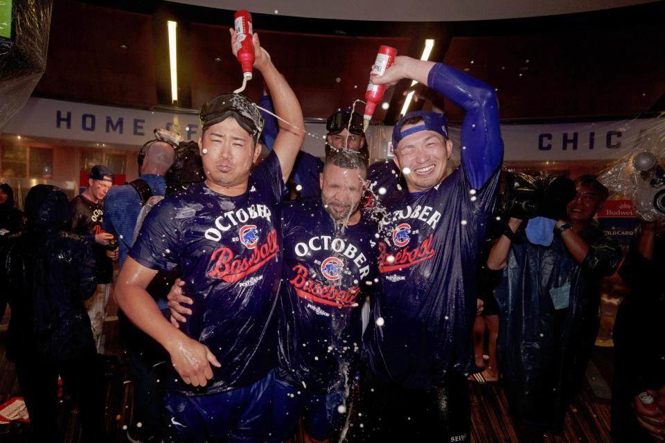 　地区シリーズ進出を決め、喜ぶカブスの今永（左）と鈴木（右）ら（ゲッティ＝共同）