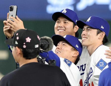 　３月の日本開幕戦で記念撮影する（左から）大谷、山本、佐々木