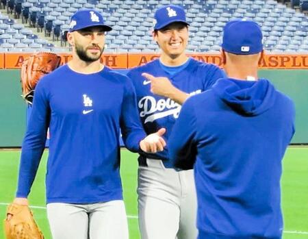 【写真】大谷翔平がニッコニコでスコット＆ロバーツ監督と談笑　指さしてアピール？