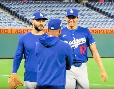 　指揮官の前で笑みを浮かべる大谷（右）と穏やかな表情のスコット（撮影・小林信行）