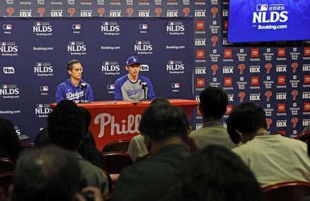 　地区シリーズを前に記者会見する佐々木（右）＝共同