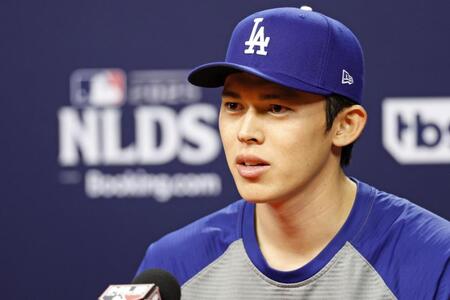 　地区シリーズを前に記者会見する佐々木（共同）