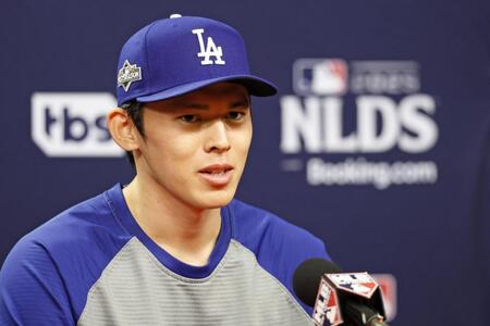 　地区シリーズを前に記者会見する佐々木（共同）