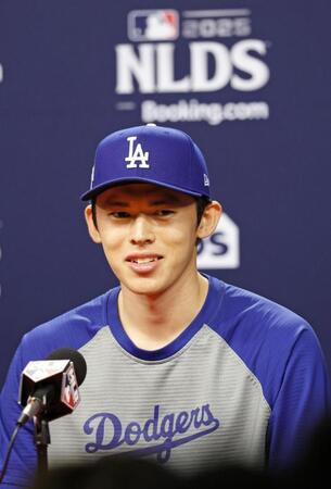 　地区シリーズを前に記者会見する佐々木（共同）