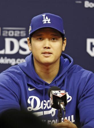 　地区シリーズを前に記者会見する大谷（共同）