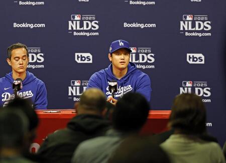 　地区シリーズを前に記者会見する大谷（共同）