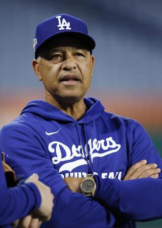 　練習を見つめるロバーツ監督（共同）