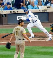 　２回、ダルビッシュから二塁打を放つ鈴木（共同）