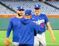 　指揮官の前で笑みを浮かべる大谷（右）と穏やかな表情のスコット（撮影・小林信行）