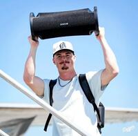 　フィラデルフィアへ移動する機内へ向かうドライヤー（ロサンゼルス・ドジャース提供）