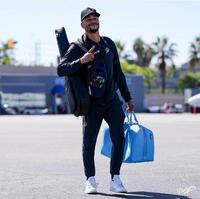 　フィラデルフィアへの機内に向かうムーキー・ベッツ（ロサンゼルス・ドジャース提供）