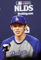 　地区シリーズを前に記者会見する佐々木（共同）