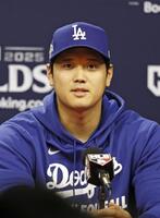 　地区シリーズを前に記者会見する大谷（共同）